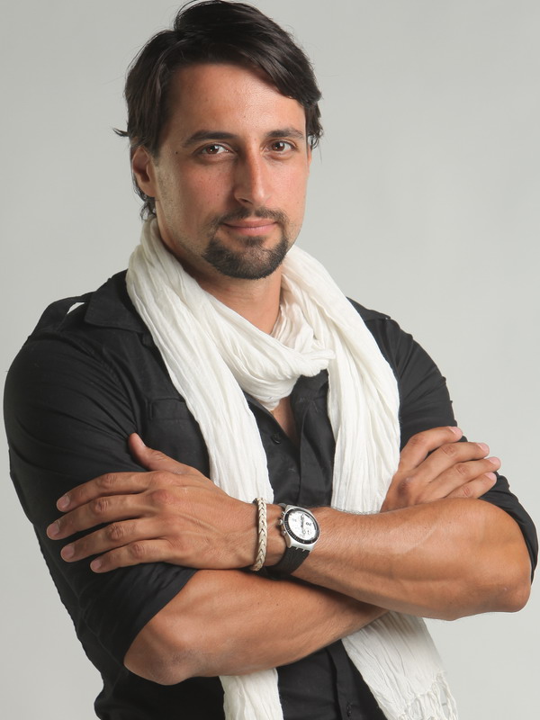 http://web3.protv.ro/assets/acasatv/serials/233/actors/270/Denis_Stefan_negru2_600-800.jpg