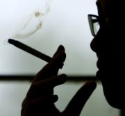 
	Cele mai stupide motive pentru care fumeaza romanii
