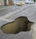 Tara tuturor posibilitatilor: Politia amendeaza Compania de Drumuri pentru gropile din asfalt!