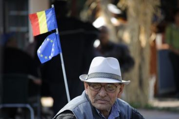 Barbatii primesc la pensie doar jumatate din cat contribuie! Romanii muncesc 30 de ani si beneficiaza 18 ani de pensie!