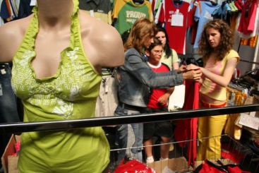 Preturi reduse si negocieri la sange la Targul de imbracaminte Cavi Expo, din Capitala