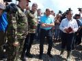 
	Turul inundatiilor: Basescu sparge cu SPP-ul barajele de ziaristi, Boc se obisnuieste cu huiduielile
