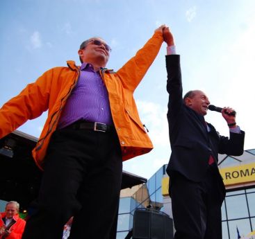 
	Majoritatea romanilor l-ar demite pe Basescu. Pedelistii au dat cu capul de pragul de jos!
