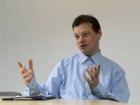 
	Un roman a depus 8.000 de cv-uri intr-un an! Este si acum somer!
