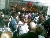 
	BATAIE pe haine! Vezi imagini cu lansarea primului magazin H&M din Bucuresti
