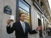 
	Cum salvezi o companie de la cadere. Ce miscari a facut CEO-ul Starbucks, Howard Schultz, pentru a repune pe picioare cel mai mare lant de cafenele din lume
