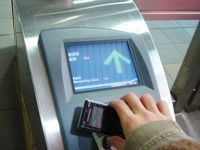 
	Producatorii isi schimba strategia: transforma smartphone-urile in miniportofele
