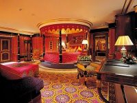 
	Colectie de 5.000 de masini sau castel cu 1.800 de camere. Viata extravaganta a celor mai bogati monarhi ai lumii GALERIE FOTO
