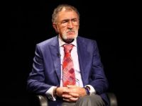 
	Tiriac vrea sa-si transforme familia in dinastie: si-a facut simbol heraldic cu leu, albina, stea si turn

