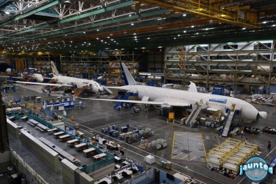 http://web3.protv.ro/assets/incont/2011/10/02/image_galleries/16060/cum-a-fost-construita-aeronava-boeing-787-dreamliner-imagini-din-fabrica-in-care-a-fost-asamblat-avionul.jpg