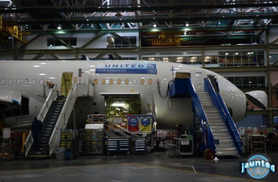 http://web3.protv.ro/assets/incont/2011/10/02/image_galleries/16060/cum-a-fost-construita-aeronava-boeing-787-dreamliner-imagini-din-fabrica-in-care-a-fost-asamblat-avionul_1.jpg