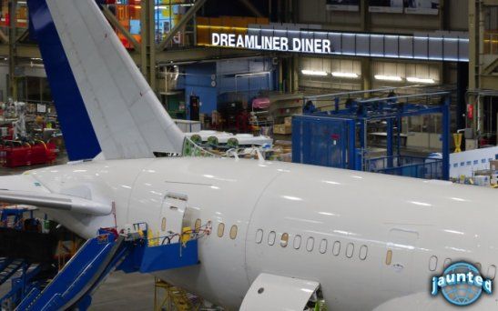 http://web3.protv.ro/assets/incont/2011/10/02/image_galleries/16060/cum-a-fost-construita-aeronava-boeing-787-dreamliner-imagini-din-fabrica-in-care-a-fost-asamblat-avionul_2.jpg