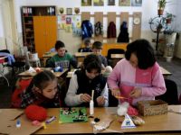 
	Angajatii din invatamantul de stat au cele mai mici salarii din Europa. Cat castiga o educatoare
