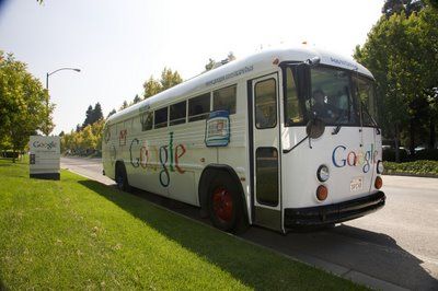 Autobuzul Google strabate lumea. Cum te invata compania sa navighezi pe internet FOTO