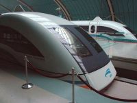 
	Cum inlocuiesc producatorii din transporturi "roata", cu pernele de aer. Trenul-avion care circula la 10 cm deasupra sinelor si este condus de calculator
