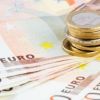 <br />
	Bancile au pierdut 200 de mil. euro in trimestrul 3, mai mult decat in tot anul 2010<br />
” /></div>
<div>
<p>La finele lunii septembrie, pierderea cumulata a bancilor din sistemul bancar s-a ridicat la 765 milioane de lei (circa 176 milioane euro), cu 62% peste nivelul raportat in aceeasi perioada a anului trecut, de 474 milioane de lei, scrie Mediafax.</p>
<p>Potrivit surselor, provizioanele bancilor au continuat trendul ascendent si au depasit pentru prima data suma de 30 miliarde de lei, pe fondul acumularii de noi credite neperformante. Doar in trimestrul trei, institutiile de credit au inregistrat provizioane suplimentare de 3 miliarde de lei.</p>
<p>Banca Comerciala Romana (BCR), cea mai mare banca din sistem dupa active, a alimentat peste 10% din pierderea sistemului bancar, dupa ce a raportat un rezultat negativ de 90,5 milioane lei (circa 21 milioane euro).</p>
<p>Desi s-au mentinut in teritoriul pozitiv, unele banci din varful clasamentului au avut castiguri mai mici comparativ cu trimestrele anterioare sau cu primele noua luni din 2010.</p>
<p>BRD – Groupe Societe Generale, a doua cea mai mare banca, a inregistrat in primele noua luni un profit net de 382 milioane lei (90 milioane euro), dupa standardele romanesti de contabilitate, in scadere cu 19% fata de castigul din perioada similara a anului trecut. In trimestrul al treilea, castigul BRD s-a limitat la 100 de milioane lei.</p>
<p>Alte institutii de credit au revenit usor dupa ce anul trecut au anuntat rezultate foarte slabe.</p>
<p>UniCredit Tiriac Bank a anuntat un profit de 153 milioane lei (36,4 milioane euro) in primele noua luni, de la cateva milioane de lei in aceeasi perioada a anului trecut, cand au revizuit portofoliul si constituit provizioane semnificative.</p>
<p>Banca Transilvania a avut un profit de 106,9 milioane de lei, cu 53% peste castigul din perioada similara a anului trecut, ca urmare a scaderii costurilor cu provizioanele.</p>
<p>Rezultatele tot mai slabe ale sistemului s-au reflectat mai ales in reteaua teritoriala, care a coborat cu 100 de unitati de la inceputul anului, de la 6.170 la 6.070 de sucursale si agentii, din care 40 au iesit din circuit in trimestrul al treilea.</p>
<p>La nivelul salariatilor ajustarea a fost mult mai putin abrupta, iesirile din sistem insumind 230 de angajati, de la 66.750 la 66.520 salariati.</p>
<p>In primele sase luni, profitul sistemului bancar a scazut la 94,5 milioane lei la finele lunii iunie, fata de 373 milioane lei in martie, pe fondul majorarii de aproape trei ori a pierderilor cumulate ale bancilor cu rezultate negative.</p>
<p>In aceasta perioada, 22 de institutii de credit au raportat un profit insumat de 1,076 miliarde lei, cu 56% mai mult decat a fost obtinut la</p>
<p>finalul primului trimestru din acest an. Aproximativ doua treimi din profit a fost concentrat in patru mari banci.<br />
In acelasi timp, 20 de banci au inregistrat pierderi totale de 982 de milioane lei, de aproape trei ori mai mari decat cele inregistrate in primul trimestru.</p>
<p>Sistemul bancar a incheiat anul trecut, pentru prima data din 1999, cu pierdere neta de 516 milioane lei (date rectificate), comparativ cu un castig net cumulat de 815 milioane lei in 2009, in conditiile in care 20 de banci au inregistrat profit, iar 22 de institutii de credit au avut rezultate negative.</p>
</div>
<div class=