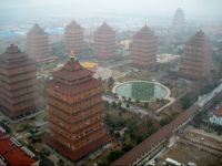 
	Cel mai bogat sat din China are propriul Arc de Triumf, iar fiecare gospodarie valoreaza cel putin 250.000 dolari GALERIE FOTO
