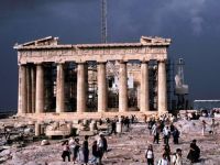 Impozite mai mari, salarii mai mici si concedieri. Grecia a adoptat un buget drastic, pentru a ramane in zona euro
