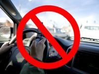 
	Telefoanele mobile, interzise total la volan. Dispozitivele hands-free devin ilegale
