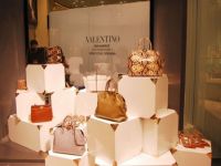 
	Pantofi celebri si rochii haute couture. Cum arata magazinul Valentino din Capitala FOTO
