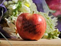 
	2011, anul de rascruce pentru Apple. A devenit cea mai valoroasa companie din SUA, dar a ramas fara mentorul care i-a dat viata FOTO + VIDEO
