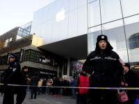 
	Au aruncat cu oua in cel mai cunoscut mar din lume. De ce au atacat asiaticii magazinul Apple din Beijing
