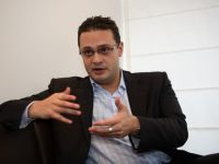 
	Bonusul pe care l-a primit co-fondatorul dezvoltatorului imobiliar Adama la plecarea din companie
