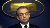 
	Boc transmite protestatarilor ca nu le poate da bani si ca nu va anula nici masurile de austeritate
