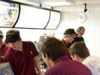 
	McDonald's, fortat de Jamie Oliver sa renunte la un ingredient: "Cel mai ieftin produs pentru caini le este vandut oamenilor" VIDEO

