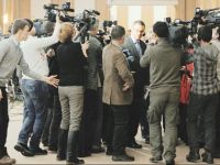 
	Discutii cu cutitele pe masa in partidul de guvernamant. Boc a tras toti ministrii PDL dupa el. Ungureanu prezinta o echipa de juniori
