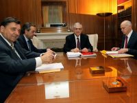 
	Ticaie ceasul pentru eleni. Membrii Eurogroup si creditorii privati ai Greciei se reunesc astazi la Bruxelles si Paris

