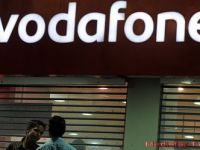 
	Vodafone retrage bani din Grecia in "fiecare seara". Cel mai mare grup telecom din lume analizeaza si introducerea facturarii intr-o noua moneda
