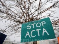 
	60 de oameni protesteaza la Oradea impotriva ACTA. Au adus calculatoare si monitoare in Piata Unirii: "Ne simtim supravegheati"
