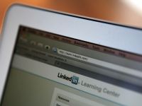 
	Fa-ti cont pe Facebook si LinkedIn ca sa-ti gasesti job. 2 din 3 angajatori fac recrutari pe retelele de socializare
