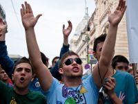 
	Portretul tinerilor romani: intra zilnic pe internet, tin cu Steaua si jumatate ar pleca in strainatate pentru a castiga mai bine
