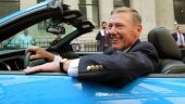 
	Un pachet salarial "sfidator si excesiv". Bonus urias primit de seful Ford pentru ca a readus grupul pe profit. Cat au castigat rivalii sai
