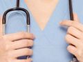 
	Medicii romani fac slalom intre spitalele de stat si clinicile private. Veniturile cumulate ajung si la 7.200 de euro pe luna, cu tot cu spaga VIDEO
