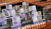 
	Francul elvetian s-a apreciat in fata euro. Cursul a scazut pentru prima data sub limita impusa de banca Elvetiei
