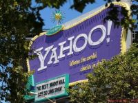 
	Yahoo inlocuieste directorul general pentru a treia oara in 3 ani. Compania valoreaza mai putin de jumatate fata de cota din 2008
