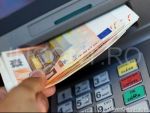
	Tsunami bancar. Grecii stau la cozi sa-si retraga banii: peste 700 milioane de euro intr-o singura zi
