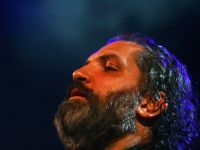 
	La 19 ani canta pe strazile Atenei, la 31 facea primul milion de dolari. Povestea artistului roman care a renuntat la muzica pentru afaceri

