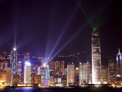 Camere de hotel de 424.000 dolari si loc de parcare de sute de mii. Guvernul chinez intervine pentru a reduce inflamarea pietei imobiliare din Hong Kong