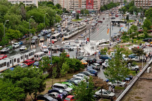 Doua persoane au fost ranite dupa prabusirea unui cort smuls de furtuna in zona Baba Novac din Capitala. Foto: utilizator stirileprotv.ro