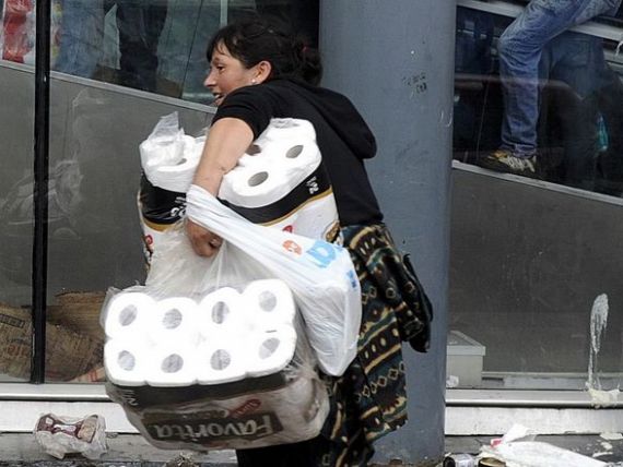 Goana dupa hartie igienica. Din cauza controlului preturilor si al cursului, Venezuela nu mai poate asigura cetatenilor produsele de baza