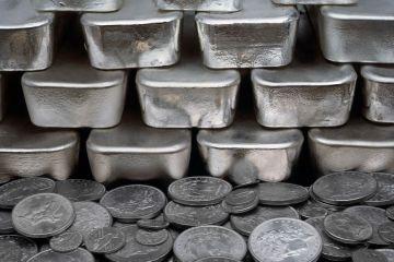 Pretul argintului a scazut cu 7%, la cel mai redus nivel din 2010, in paralel cu declinul aurului