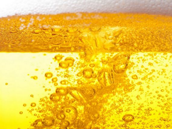 Berea care te tine departe de telefonul mobil. Conceptul a fost promovat intr-un bar din Brazilia. VIDEO