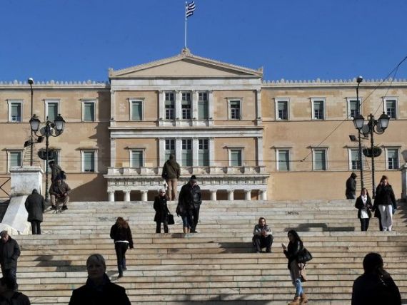 Grecia vinde sediile ministerelor si ale politiei, pentru a face rost de bani. Institutiile statului vor sta cu chirie