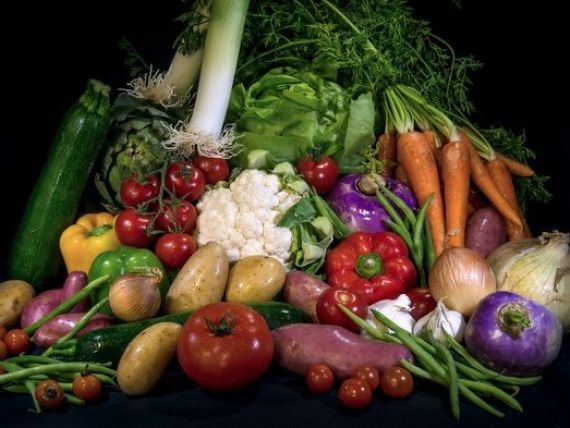 Firme care distribuiau legume si fructe in hipermarketuri, suspectate de evaziune de 1,3 mil. euro