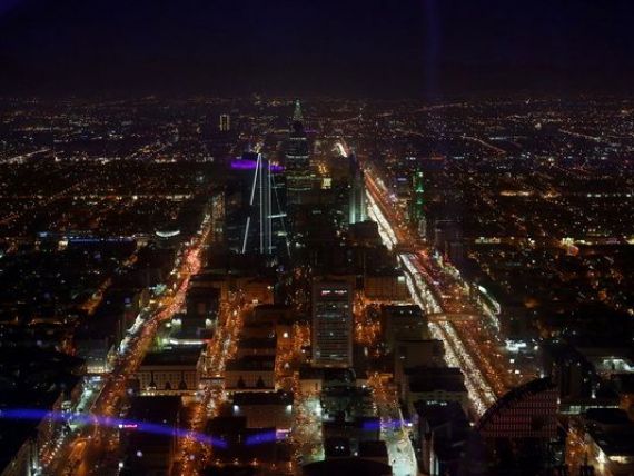 Arabia Saudita, deficit record de 98 mld. dolari in 2015 din cauza prabusirii pretului la petrol. Autoritatile cresc tarifele la benzina cu peste 50%