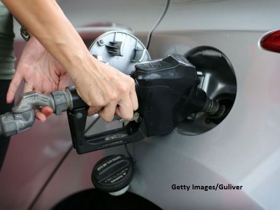 Companiile petroliere ar putea fi obligate să afişeze simultan majorarea preţurilor la benzină. Ce nereguli a găsit Concurența pe piața carburanților